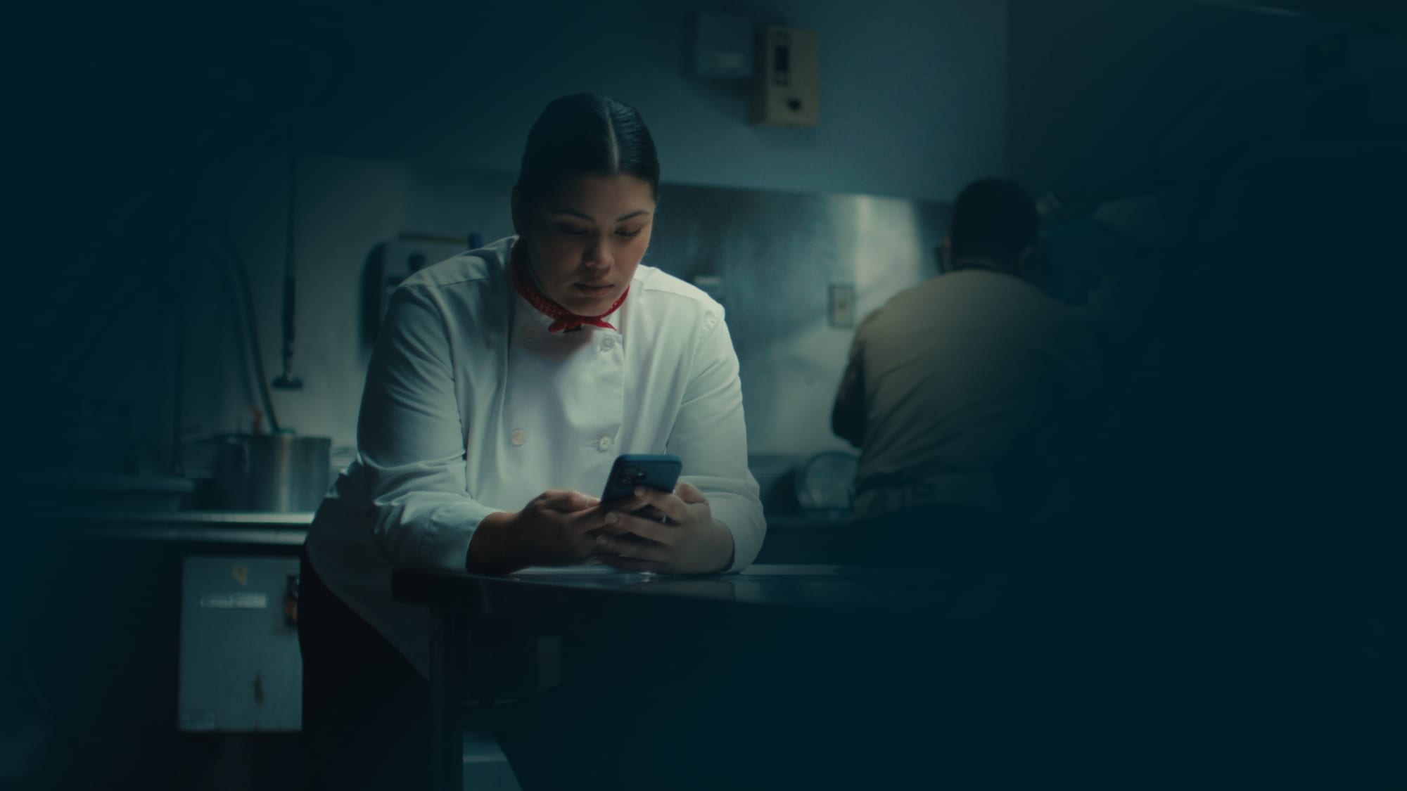Member messaging her care team from her phone while at work